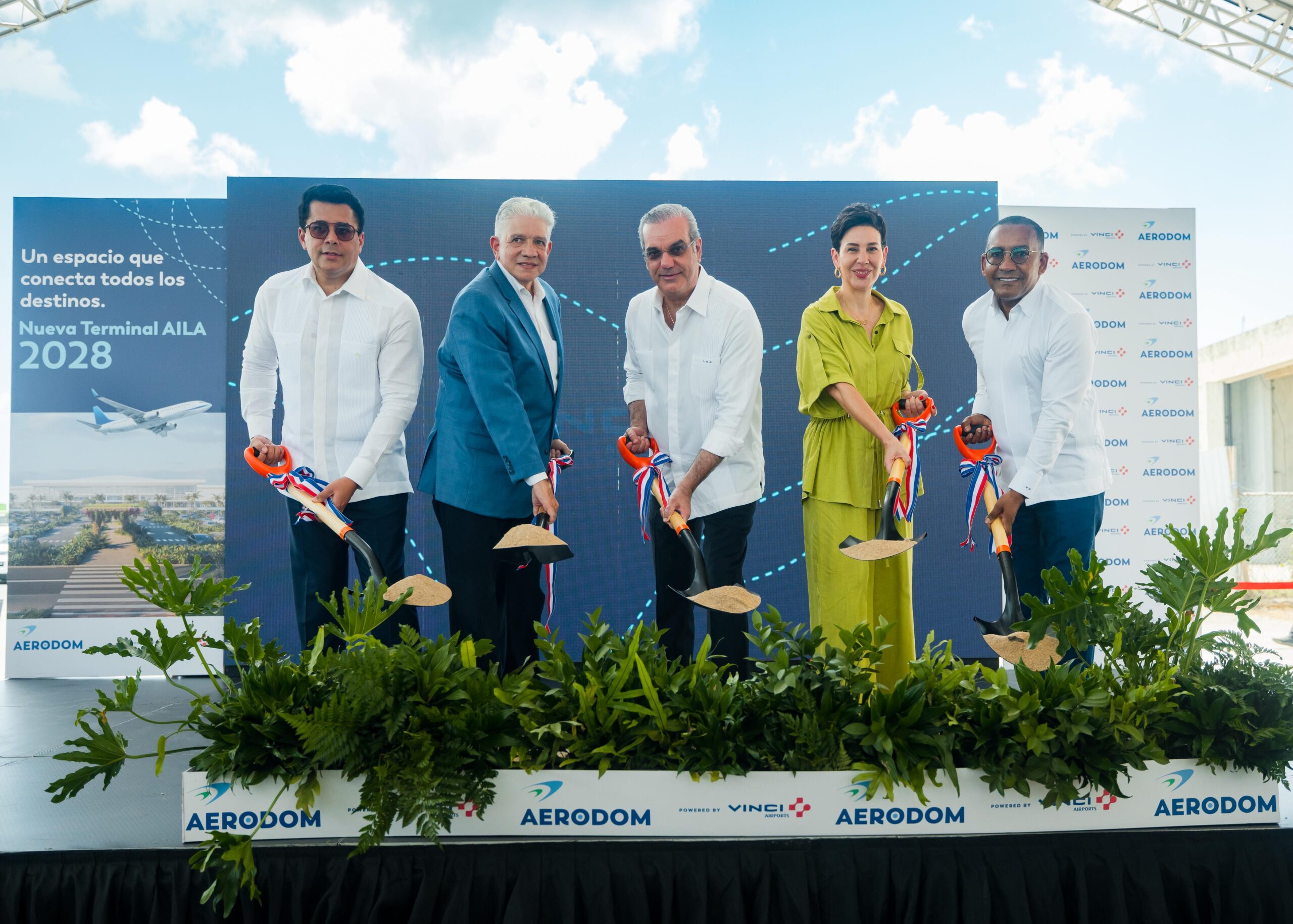 Abinader da primer picazo para la construcciòn de nueva terminal en AILA