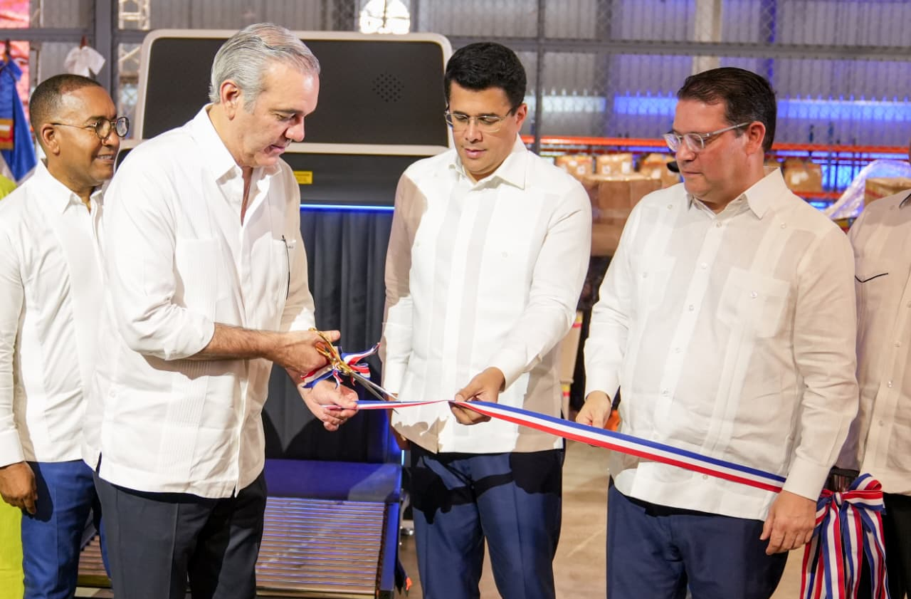 Presidente Abinader y director de aduanas inauguran moderna terminal de courier en AILA