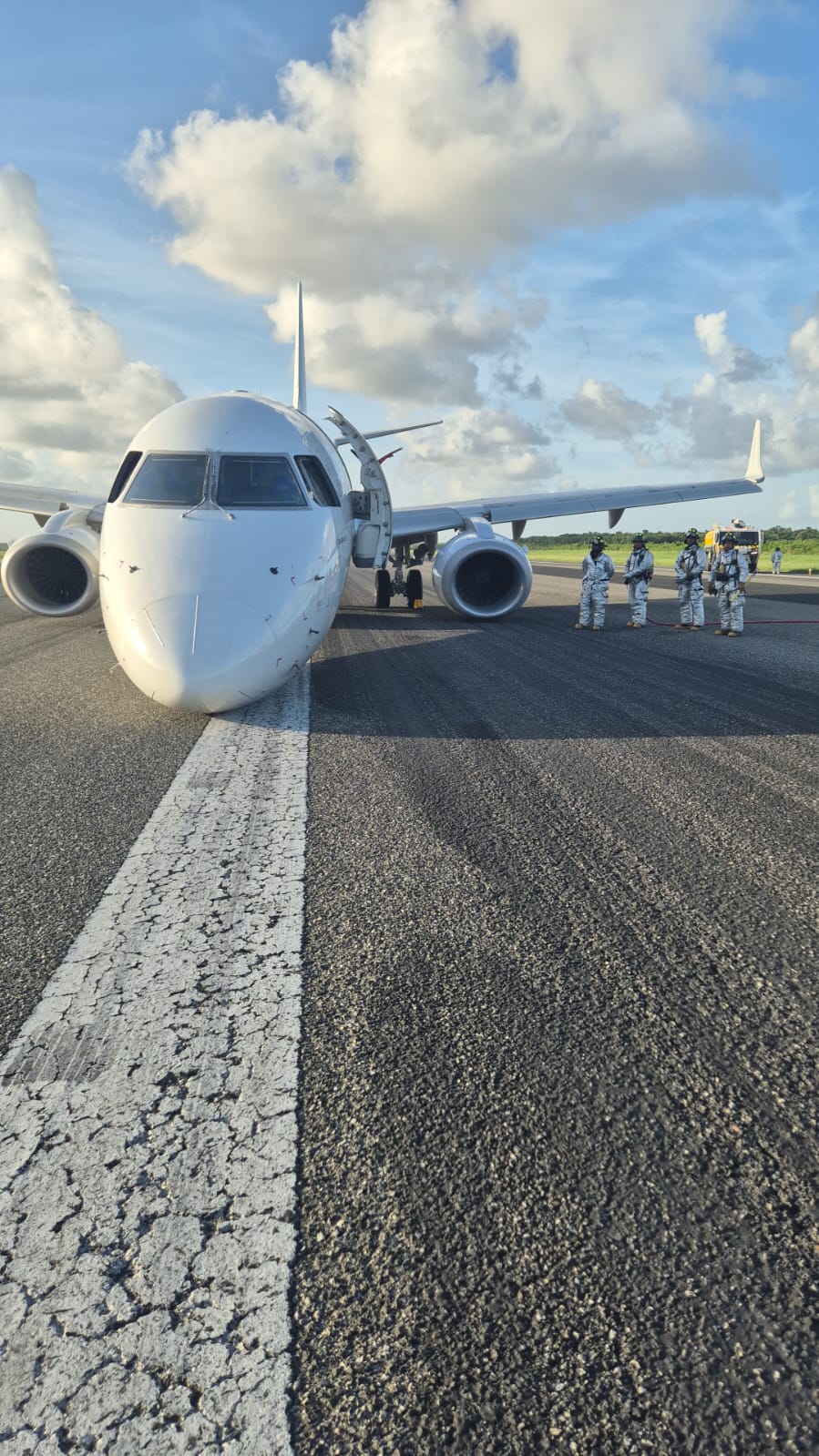 Aviòn Embraer realiza aterrizaje de emergencia en AILA